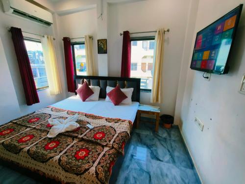 Ένα ή περισσότερα κρεβάτια σε δωμάτιο στο GLORY RESIDENCY & cafe