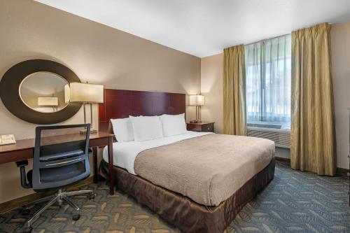 Postel nebo postele na pokoji v ubytování Quality Inn Prescott