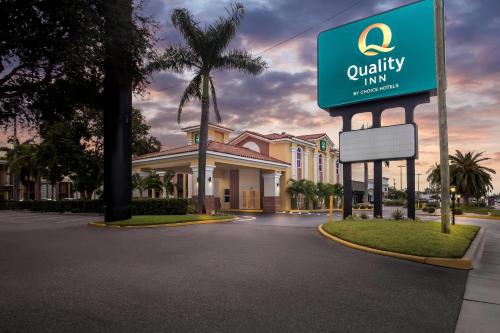 a sign for a quality inn in front of a building at Quality Inn Tampa Airport - Cruise Port in Tampa