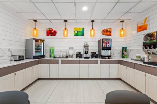 Køkken eller tekøkken på Quality Inn Tampa Airport - Cruise Port