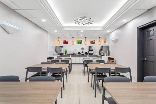 a restaurant with tables and chairs in a room at Quality Inn Tampa Airport - Cruise Port in Tampa