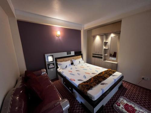 une chambre d'hôtel avec un lit et un canapé dans l'établissement Bista Niwas, à Bhaktapur