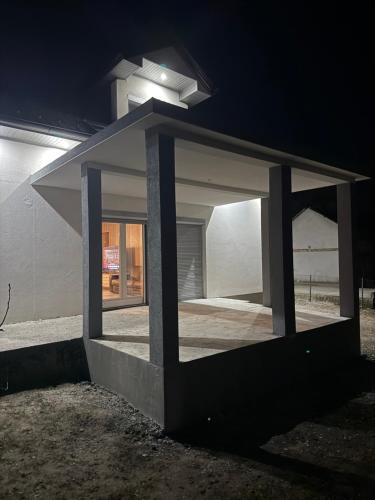 Το κτήριο όπου στεγάζεται  η παραθεριστική κατοικία