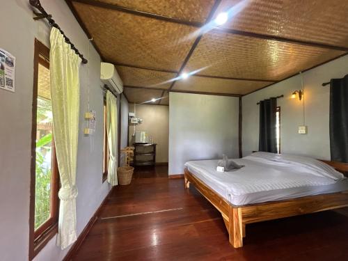 a bedroom with a bed in a room at FourTwoEight Pai Resort in Kampong Huaibū