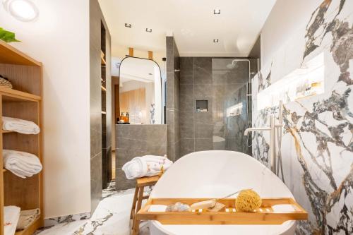 une salle de bain avec baignoire et douche dans l'établissement City Core Katerini, Platea Lux, à Kateríni