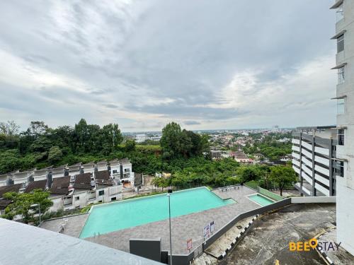 タイピンにあるTaiping Crystal Creek Condo Pool Gym Netflix 8-9PAXの建物の屋上にあるプール