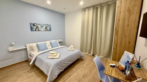 een slaapkamer met een bed met twee handdoeken erop bij Cielo Sereno in Napels