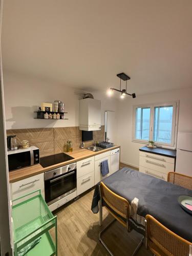 Appartement spacieux. P gratuit.plage à 13 min
