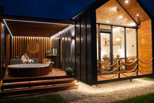 a house with a tub in the middle of a yard at Brvnara Vila Promaja in Kladovo