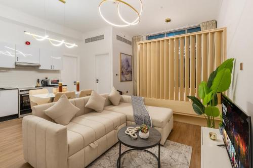 Luxury 2BHK with Floating Bed in Dubai Marina DEC1105