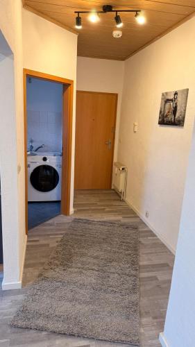 a hallway with a washing machine in a room at Fewo Monteurwohnung SAW II in Salzwedel