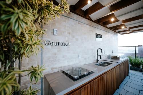 eine Küche mit einer Theke mit Spüle in der Unterkunft Experiência a beira mar, Jacuzzi e conforto in Água Boa