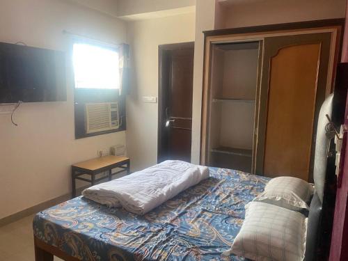 a small bedroom with a bed and a window at Hotel O RG PALACE HOTEL in Bagru