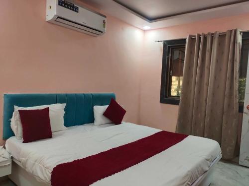 Ένα ή περισσότερα κρεβάτια σε δωμάτιο στο Hotel O 7 Seas