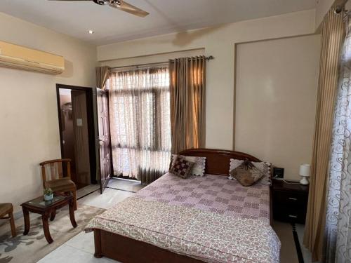 Ένα ή περισσότερα κρεβάτια σε δωμάτιο στο RadhaHaus