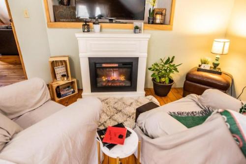 Χώρος καθιστικού στο Cozy Cabin near Lake Ontario Ideal for a Family Retreat