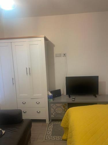 Μια τηλεόραση ή/και κέντρο ψυχαγωγίας στο COSY Rooms