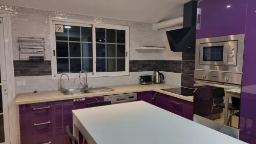 Η κουζίνα ή μικρή κουζίνα στο Lavender Seaviews beautiful apartment in Sand Club SC153