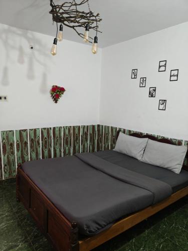 Postel nebo postele na pokoji v ubytování KMT Ooty villa mangal niketen