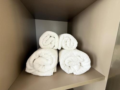 drie handdoeken op een plank in een kamer bij 91 sqm luxury apartment with double view in Istanbul