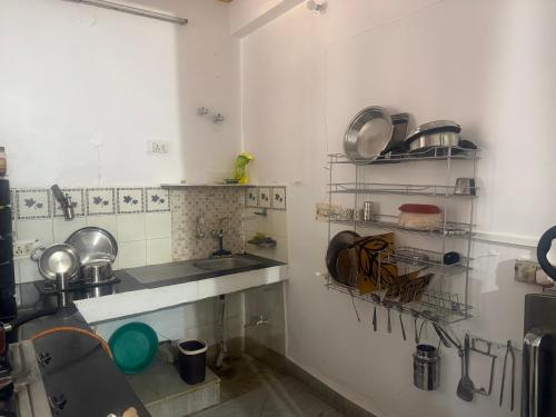 Una cocina o cocineta en Women Pilgrim's Abode