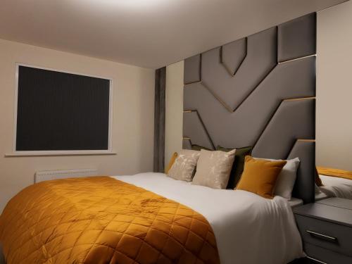 Postel nebo postele na pokoji v ubytování Adeluxe Aura - Entire Ultra Luxury 1-Bedroom Apt with Free WiFi, Netflix and Amazon Prime