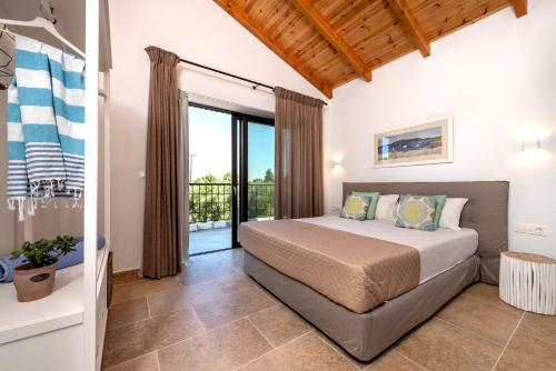 Un dormitorio con una cama y un balcón. en Neema Villa with Private Pool, en Zakynthos