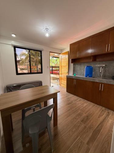 eine Küche mit Holztisch und ein Esszimmer in der Unterkunft Amakan Malinao Apartments for long term rentals only in General Luna