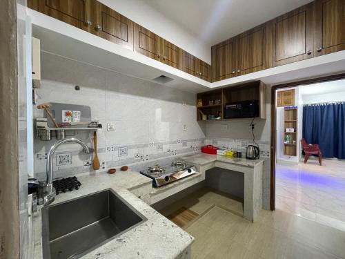 Η κουζίνα ή μικρή κουζίνα στο Bosila Mohammadpur 3BR 1800 sq new flat with AC