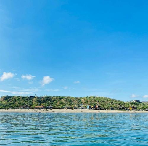 Blick auf den Strand vom Wasser aus in der Unterkunft El Cottage de Vaco in Canoas
