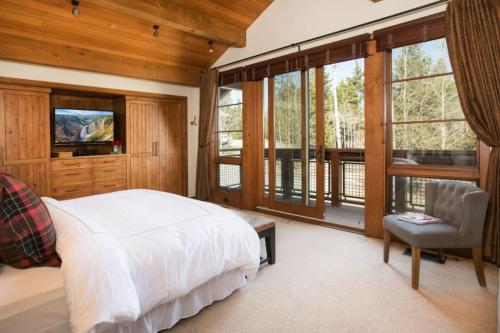 Postel nebo postele na pokoji v ubytování RMR: Timbers at Granite Ridge 3088 in Teton Village