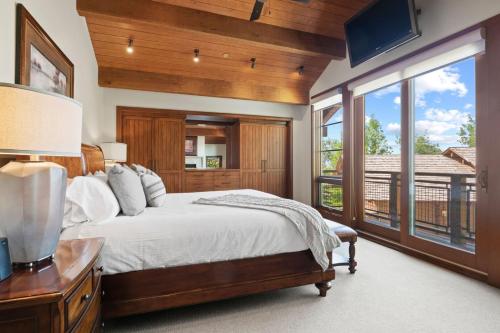 Ένα ή περισσότερα κρεβάτια σε δωμάτιο στο RMR: Timbers at Granite Ridge 3100 in Teton Village