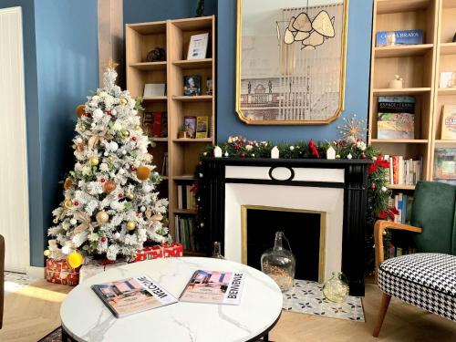 Fotografie z fotogalerie ubytování Elégante maison amiénoise - proche gare, home-cinéma, 3 chambres doubles, 1 chambre familiale avec jacuzzi privatif - La Maison Des Petits Sablon v destinaci Amiens