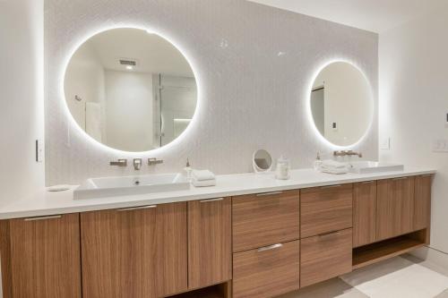 Un baño con dos lavabos y un espejo grande. en RMR: Tensleep Oasis Home in The AspensWilsonWY, en Wilson