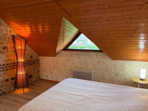 Postel nebo postele na pokoji v ubytování Le gîte de SoleilMapou pour 12 personnes en Normandie près de Fécamp et d'Etretat, idéal grandes tribus, vous pouvez me contacter sur Les gîtes de SoleilMapou