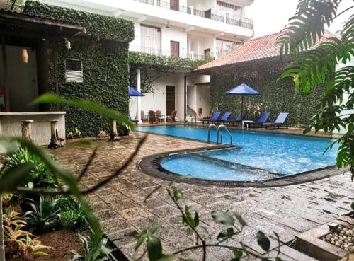a pool in the courtyard of a building at Ceylan Lodge Anuradhapura in Anuradhapura