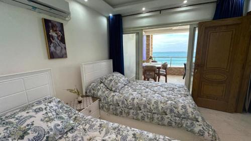 Un pat sau paturi într-o cameră la Chalet Ultra Lux,Direct sea view,2 bedrooms,for families, with passes for Gates all year and 4 pass to private beach from May till end of October Maamoura Beach شاليه الترا لوكس صف اول غرفتين و صاله مع كارنيهات شاطىء خاص من مايو لاخر اكتوبر للعائلات