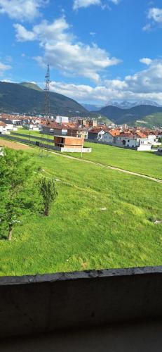einen Blick aus dem Fenster eines Grasfeldes in der Unterkunft Locker in Prizren