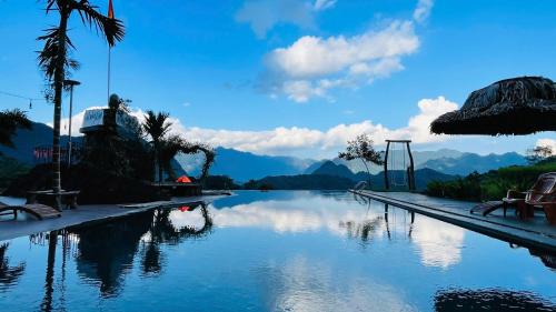 a pool of water with mountains in the background at PuLuong Bản in Lũng Tiềm