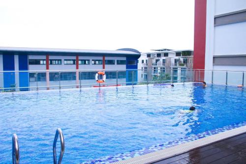 ein großes Schwimmbad auf einem Gebäude in der Unterkunft Licity Cosy Apartment near Old Quarter Hanoi 100m2 in Hanoi