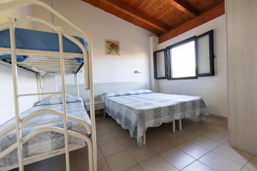 ヴィエステにあるResidence Regine Clubのベッドルーム(二段ベッド1組、テーブル付)