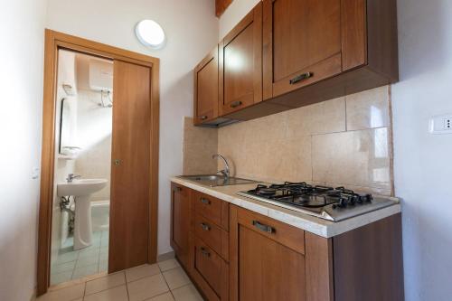 ヴィエステにあるResidence Regine Clubの小さなキッチン(コンロ、シンク付)