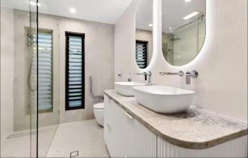 Ένα μπάνιο στο Blue Lagoon Oasis Villa