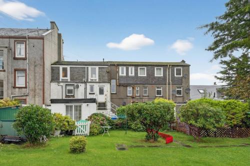 Κήπος έξω από το Coastal Charm: Modern Retreat by Seafront