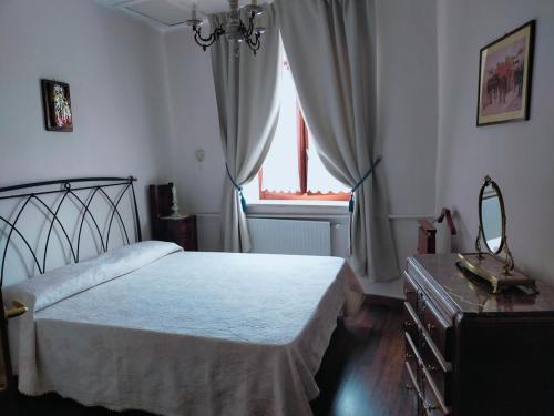 a bedroom with a bed and a window at Casina Giulia in Capistrello