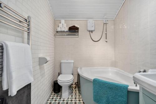 Koupelna v ubytování Coastal Charm: Modern Retreat by Seafront