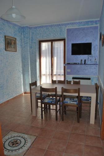 a dining room with a table and chairs at Appartamento Elena in Caramanico Terme