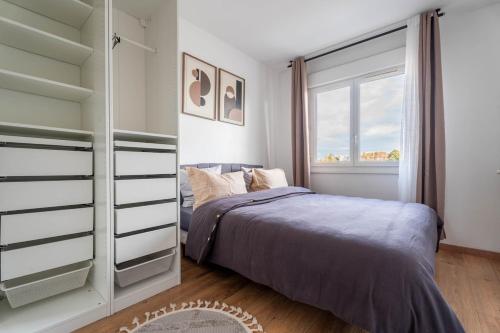 サン・プリエストにあるL'Excellent - Grand Cinema - Grand Marché - Netflixのベッドと大きな窓のある寝室