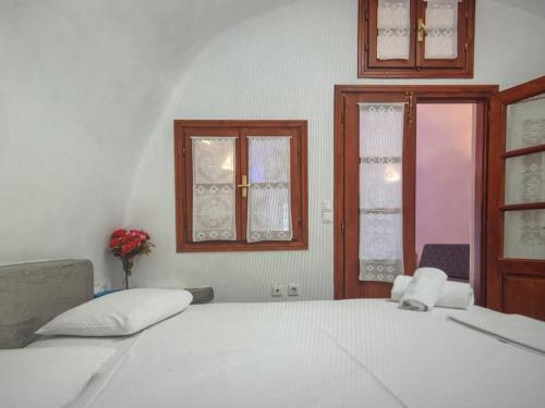 Postel nebo postele na pokoji v ubytování Santorini Breeze , Infinity Blue