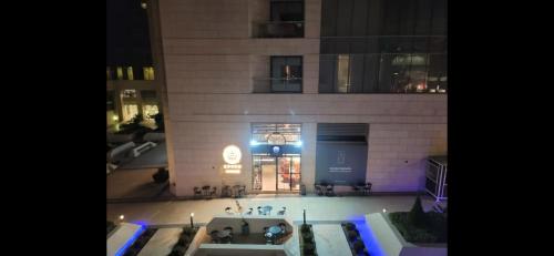 البناء الذي يحتوي الشقة الفندقية